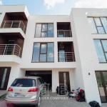 Townhouse modern cu 3 nivele și 5 camere în Grătiești